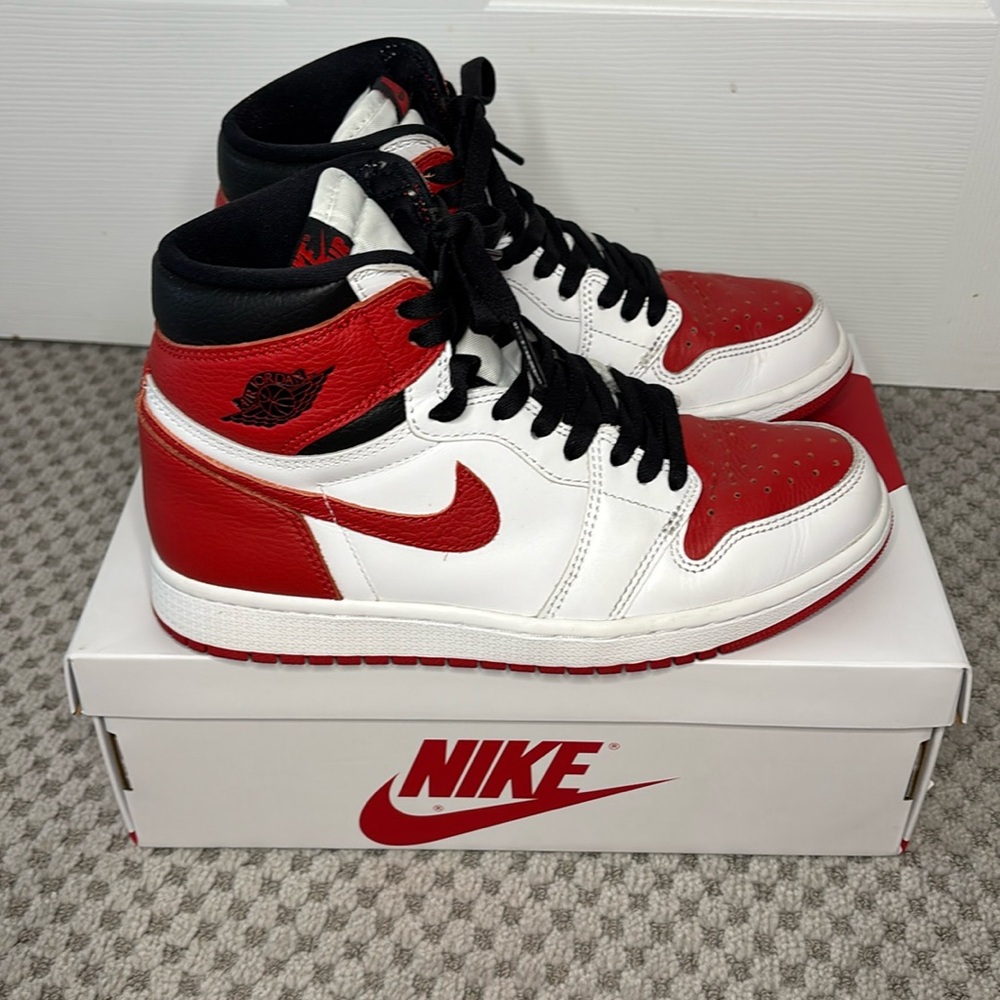 ⭐️ NIKE AIR JORDAN 1 RETRO HIGH OG SNEAKERS. Lightly worn, box included.